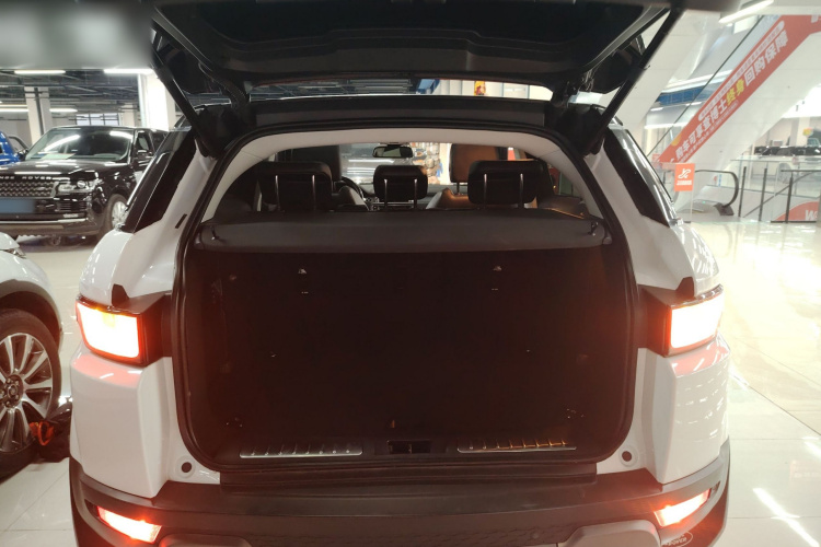 路虎 揽胜极光 2017款 2.0T 英伦锋尚版机舱底盘23