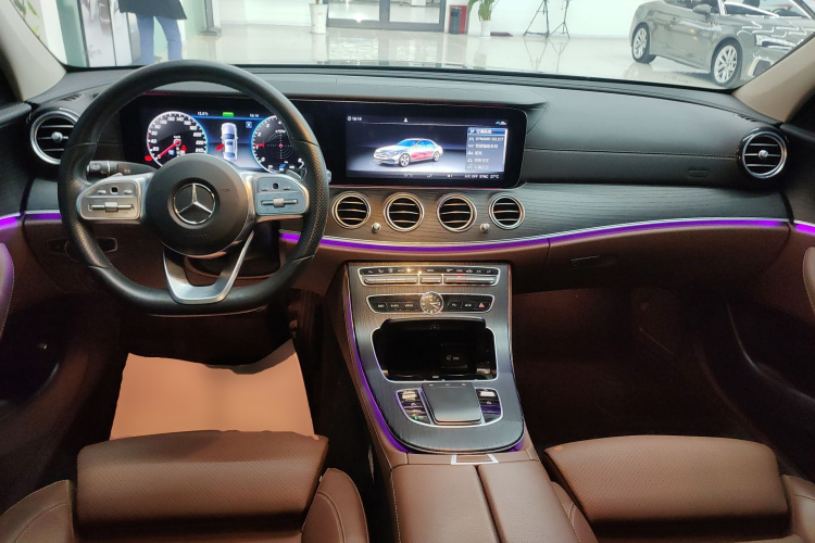 奔驰E级 2020款 E 260 L 运动型中控内饰12