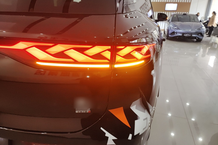 比亚迪 唐L 2025款 EV 600KM四驱激光雷达旗舰型车身外观9