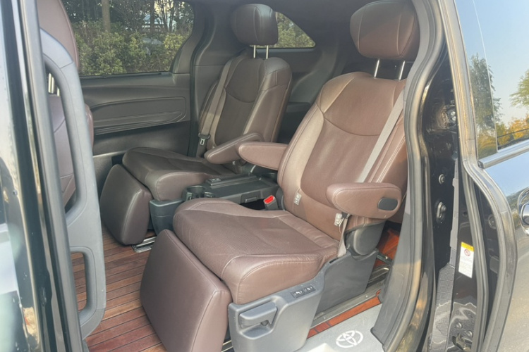 丰田 赛那SIENNA 2021款 2.5L混动 铂金版车身外观6014