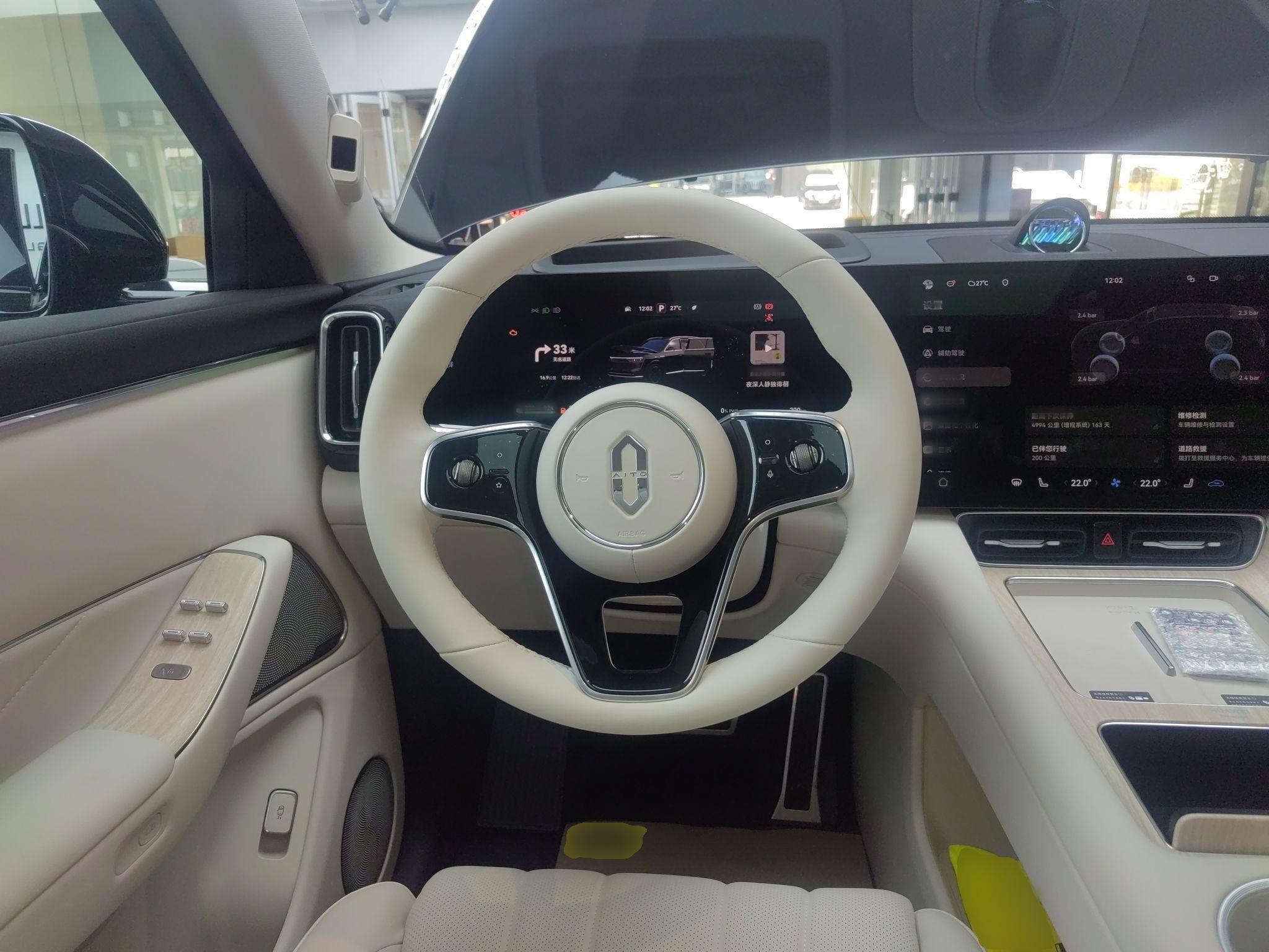 鸿蒙智行 问界M8 2025款 增程 Max+版 53.4kWh 6座版