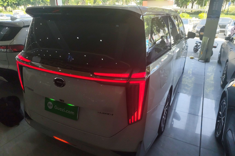 广汽传祺 传祺M8 2023款 宗师系列 双擎 御尊版车身外观7