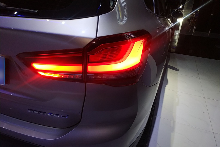 宝马X1 2022款 sDrive25Li 领先型车身外观6006