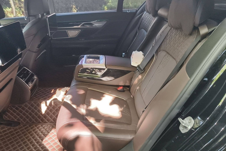 宝马7系 2018款 740Li 领先型 M运动套装中控内饰21