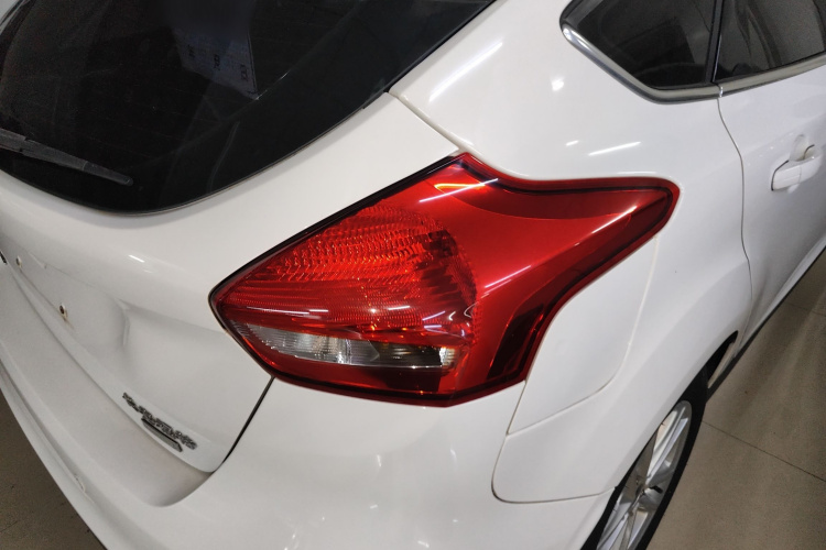 福特 福克斯 2018款 两厢经典 EcoBoost 180 自动精英型车身外观9