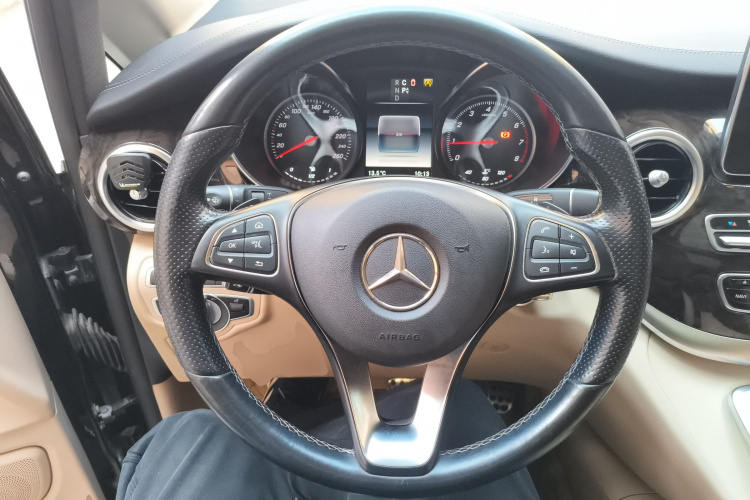 奔驰V级 2018款 V 260 尊贵版 国V中控内饰13