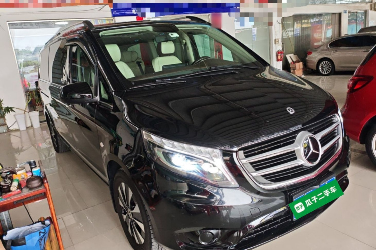 奔驰 威霆 2021款 2.0T 精英版 7座车身外观3