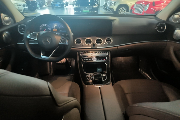 奔驰E级 2018款 E 300 L 运动豪华型中控内饰7002
