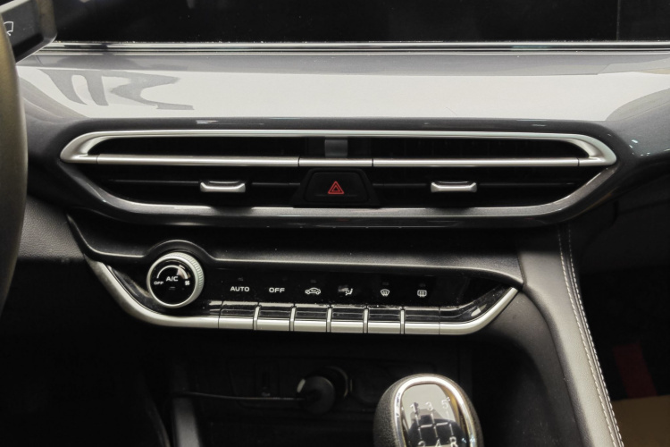 长安 逸动 2020款 PLUS 1.6L GDI 手动豪华型中控内饰7007