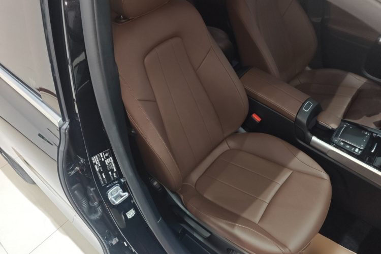 奔驰GLB 2023款 改款 GLB 200 动感型局部细节41