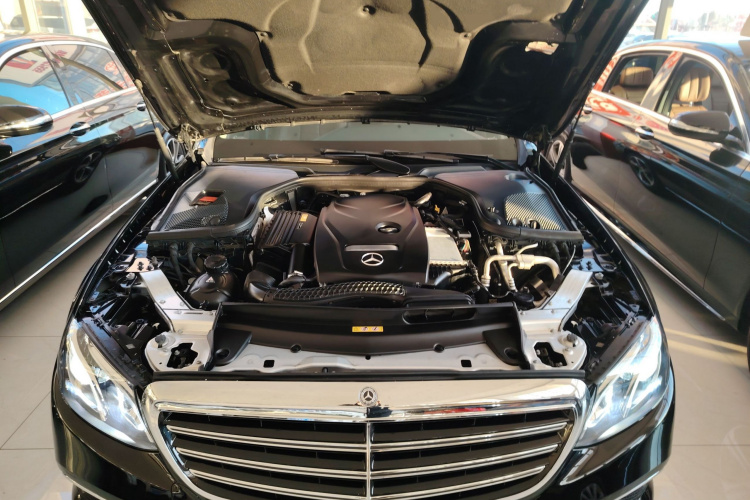 奔驰E级 2017款 E 200 L 4MATIC机舱底盘24