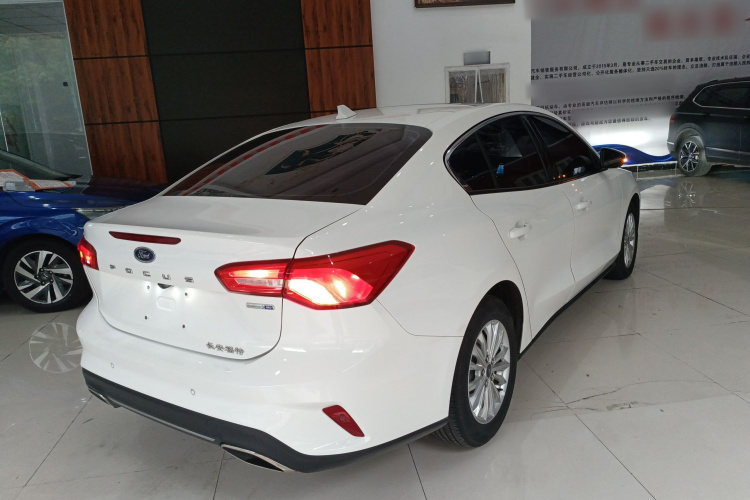 福特 福克斯 2021款 三厢 EcoBoost 180 自动锋潮型车身外观7