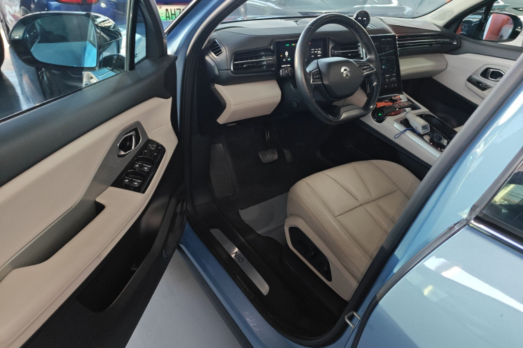 蔚来ES8 2018款 355KM 基准版 七座版中控内饰20