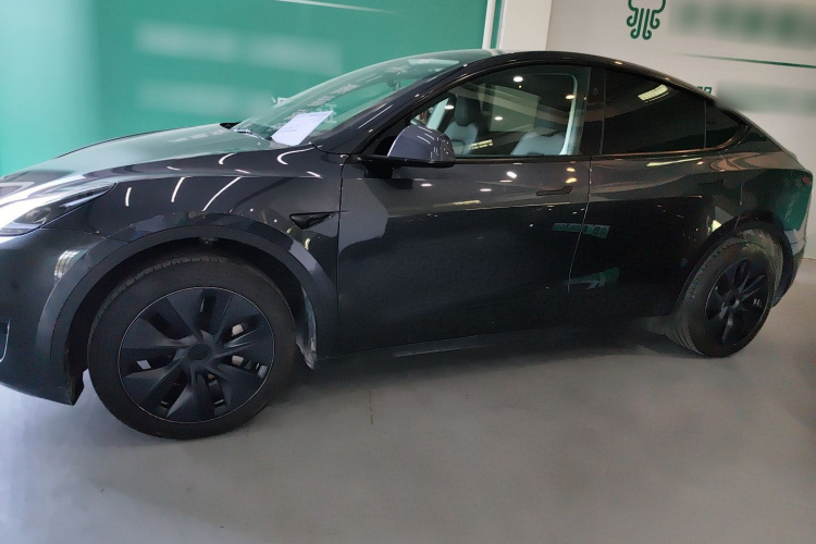 特斯拉 Model Y 2024款 后轮驱动版车身外观4