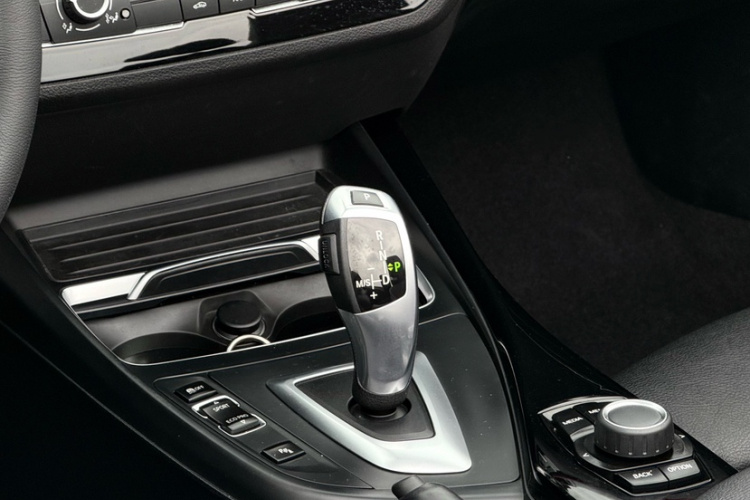 宝马2系(进口) 2018款 220i 敞篷轿跑车 运动设计套装中控内饰7003