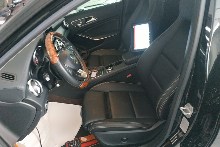 奔驰GLA 2017款 GLA 220 4MATIC 豪华型中控内饰19