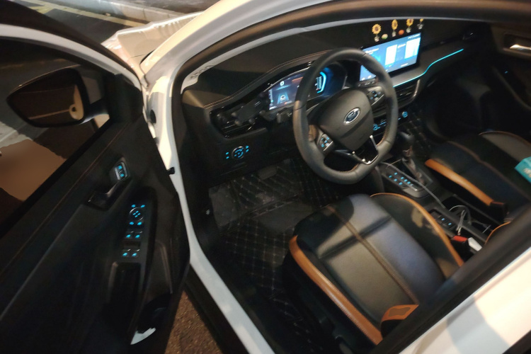福特 福克斯 2022款 两厢 EcoBoost 180 自动竞速版中控内饰20