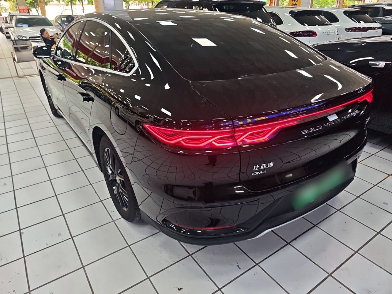 比亚迪 汉 2024款 DM-i 荣耀版 121KM 精英型