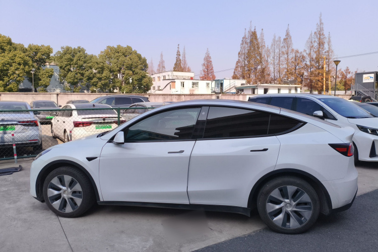 特斯拉 Model Y 2021款 长续航全轮驱动版车身外观4