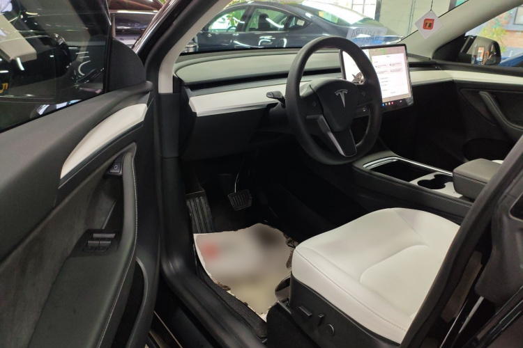 特斯拉 Model Y 2021款 长续航全轮驱动版中控内饰7003