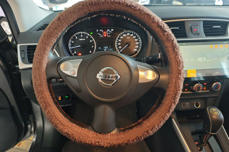 日产 轩逸 2022款 经典 1.6XE CVT舒适版中控内饰13