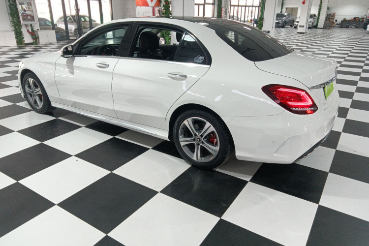 奔驰C级 2019款 C 260 L 运动版车身外观4