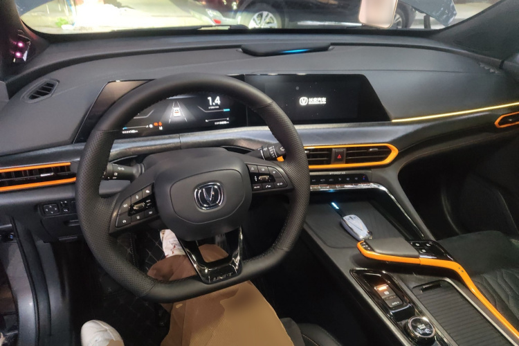 长安UNI-T 2022款 1.5T 运动版 尊贵型中控内饰7002