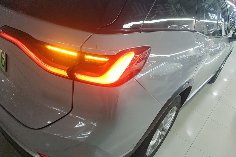 蔚来ES8 2020款 580KM 六座版车身外观9