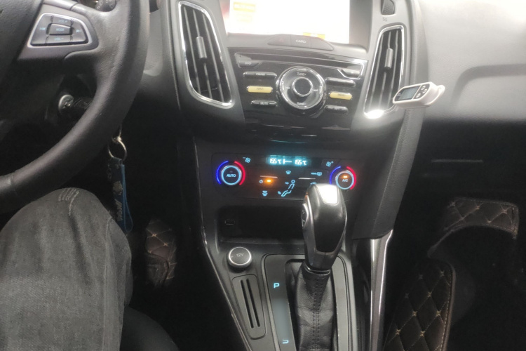 福特 福克斯 2017款 三厢 1.6L 自动风尚型智行版中控内饰12