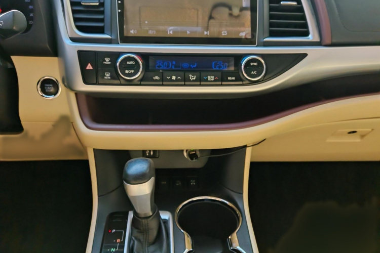 丰田 汉兰达 2017款 2.0T 四驱豪华版 7座中控内饰7006