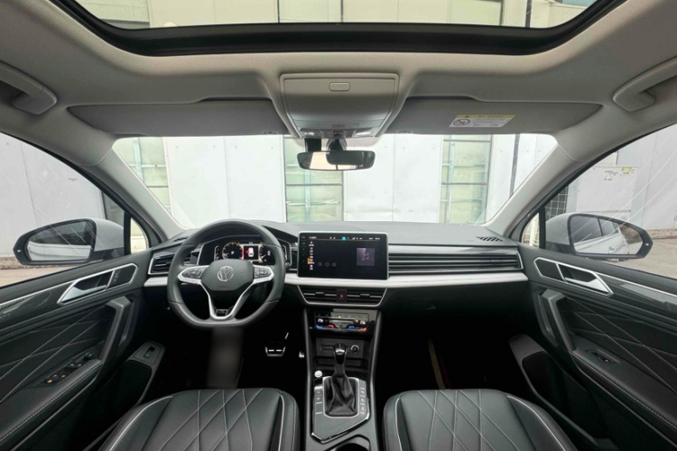 大众 途观L 2024款 出众款 330TSI 自动两驱R-Line龙耀版中控内饰7005