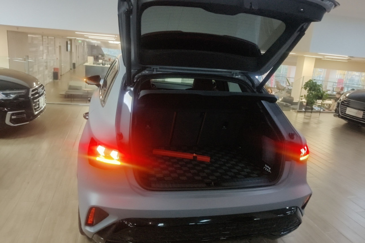 奥迪A3 2025款 Sportback 35TFSI 飞驰尊享型机舱底盘23