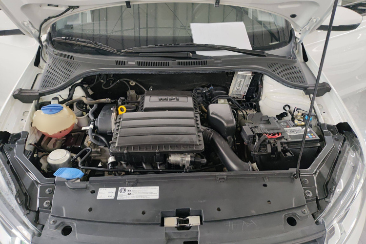 大众 桑塔纳 2021款 1.5L 手动风尚版机舱底盘24