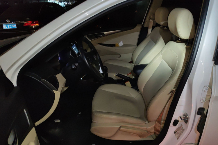 长安 逸动 2016款 1.6L 手动风尚型局部细节19