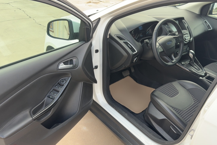 福特 福克斯 2018款 两厢经典 1.6L 自动风尚型智行版中控内饰7003