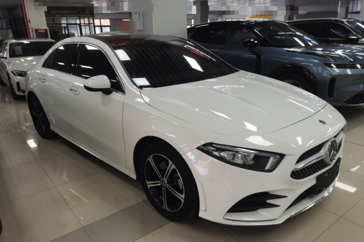 奔驰A级 2022款 改款三 A 200 L 运动轿车时尚型车身外观3