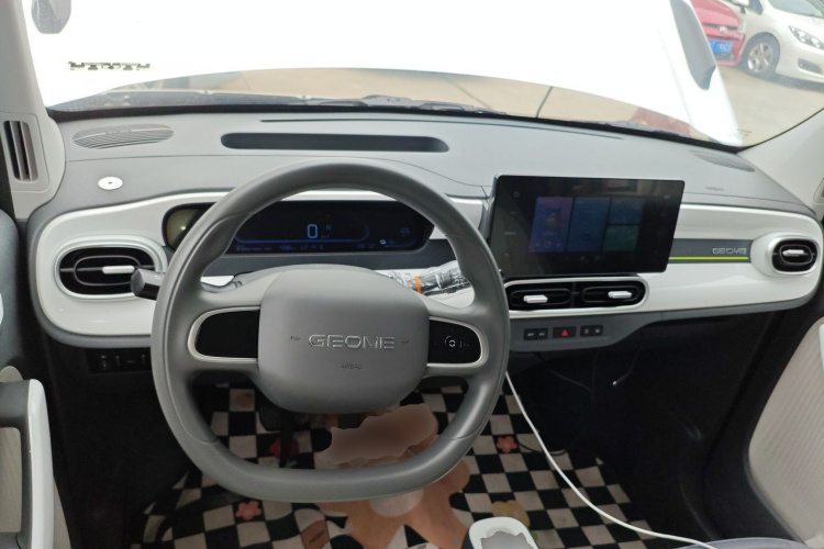 吉利银河 2025款 210km 熊猫卡丁中控内饰7002