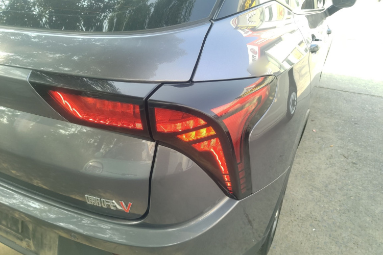 哪吒汽车 哪吒V 2022款 潮 300 Lite 磷酸铁锂车身外观9