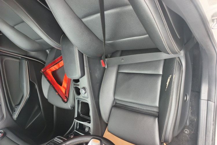 奔驰GLA 2018款 GLA 220 4MATIC 运动型局部细节19