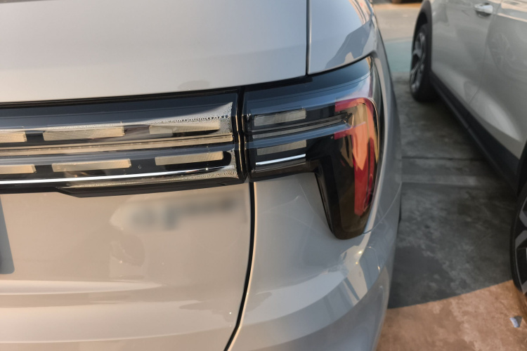 领克01 2023款 1.5TD EM-F PM车身外观9