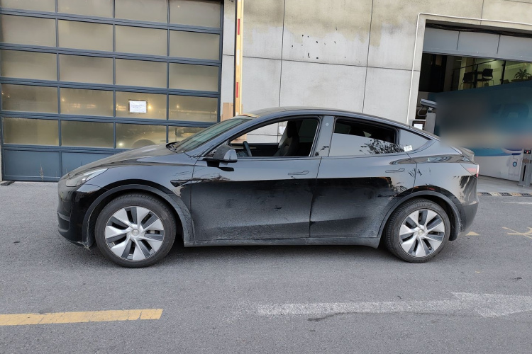 特斯拉 Model Y 2021款 标准续航后驱版车身外观4