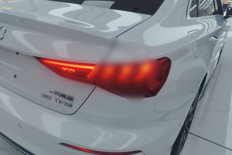 奥迪A3 2023款 A3L Limousine 35 TFSI 时尚运动型车身外观9