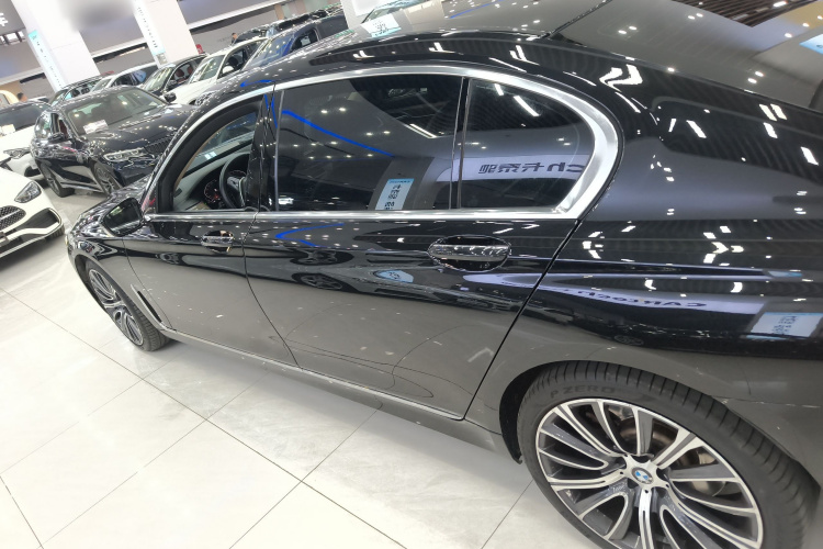 宝马7系 2021款 740Li 领先型 豪华套装车身外观4