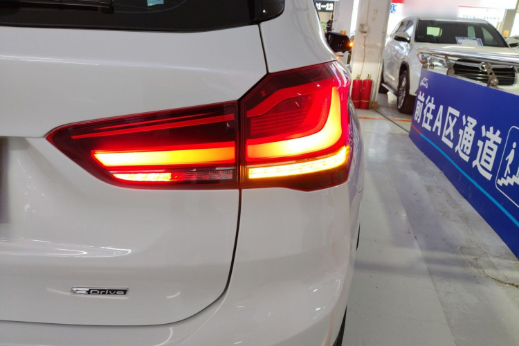 宝马X1 2021款 改款 sDrive20Li 时尚型车身外观9