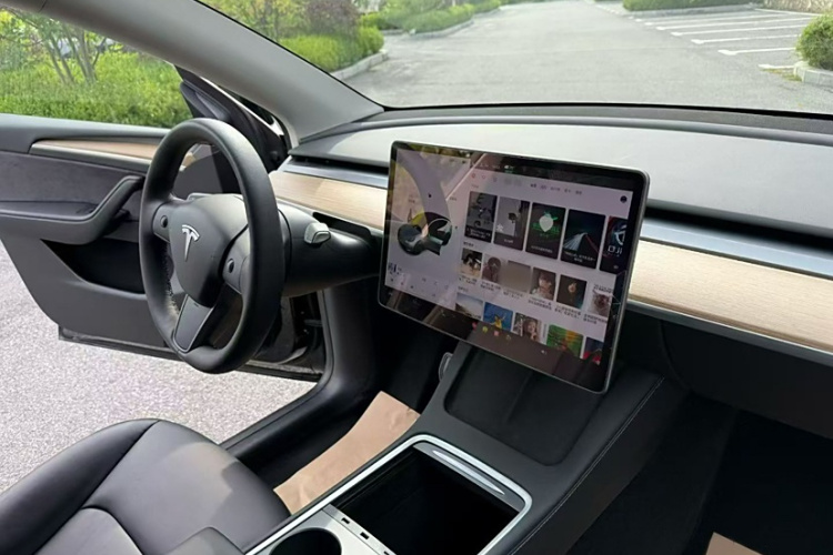 特斯拉 Model Y 2021款 标准续航后驱版中控内饰7004
