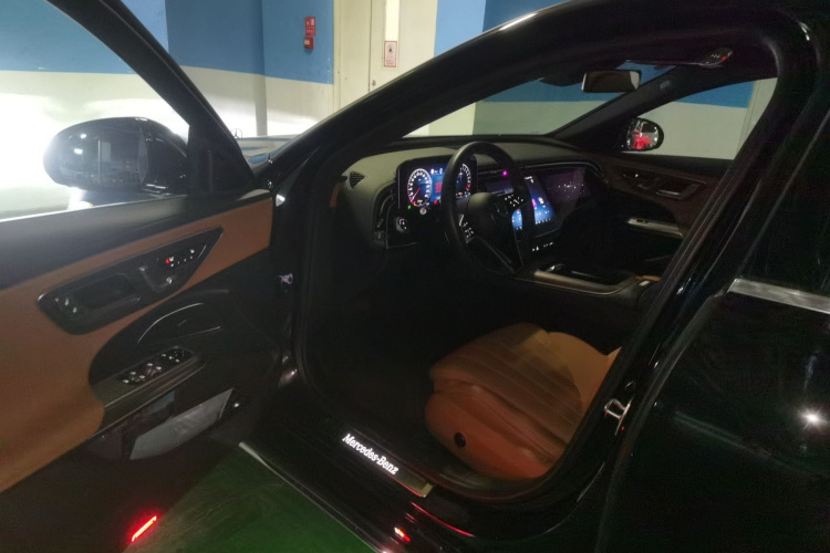 奔驰E级新能源 2024款 E 350 e L 插电式混合动力轿车中控内饰7003