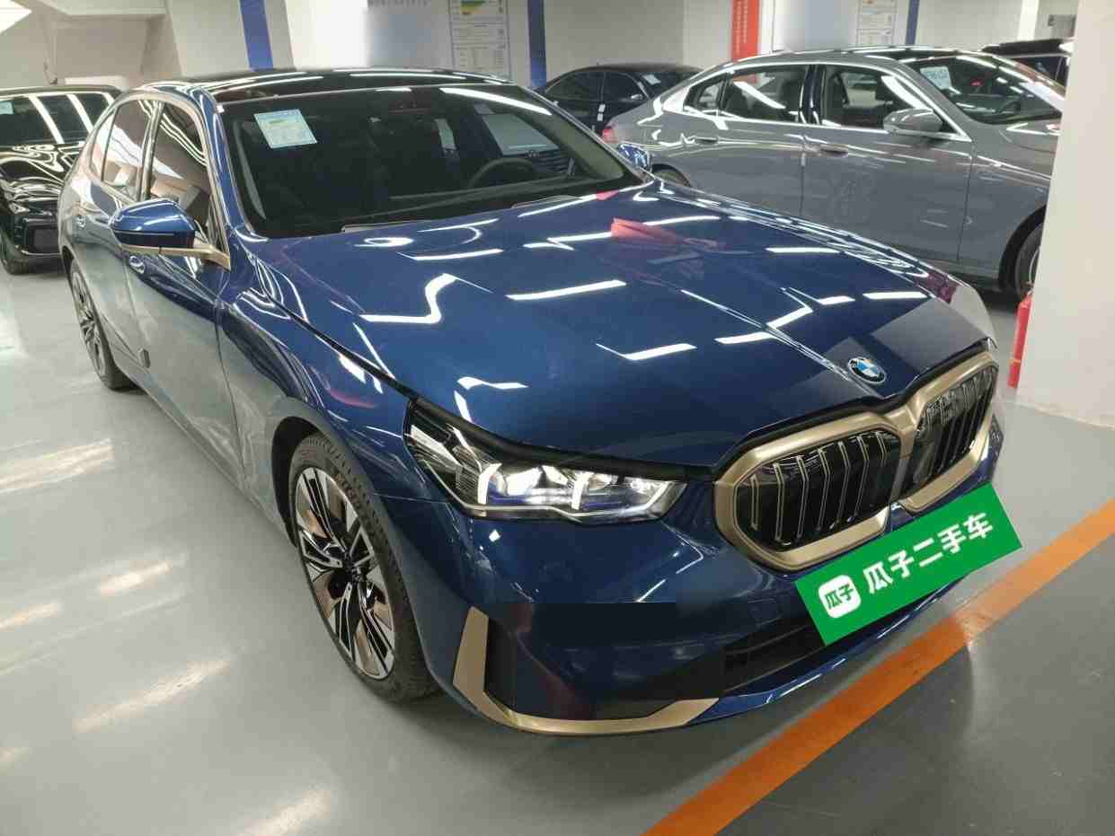 车辆右前45度外观展示