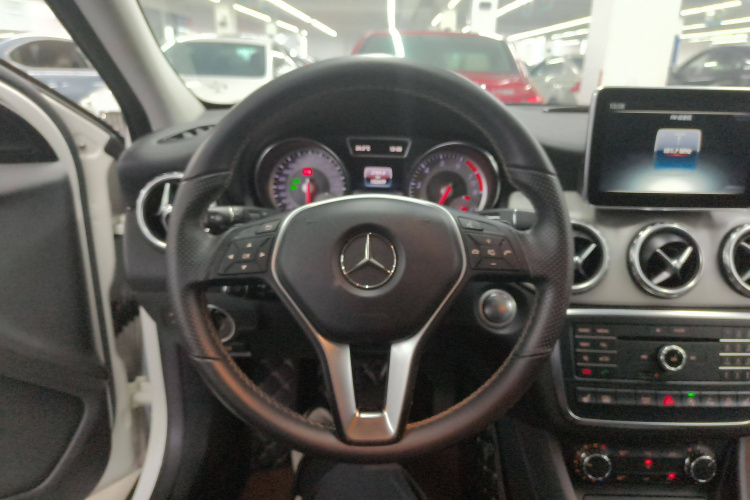 奔驰GLA 2016款 GLA 220 4MATIC 时尚型中控内饰13