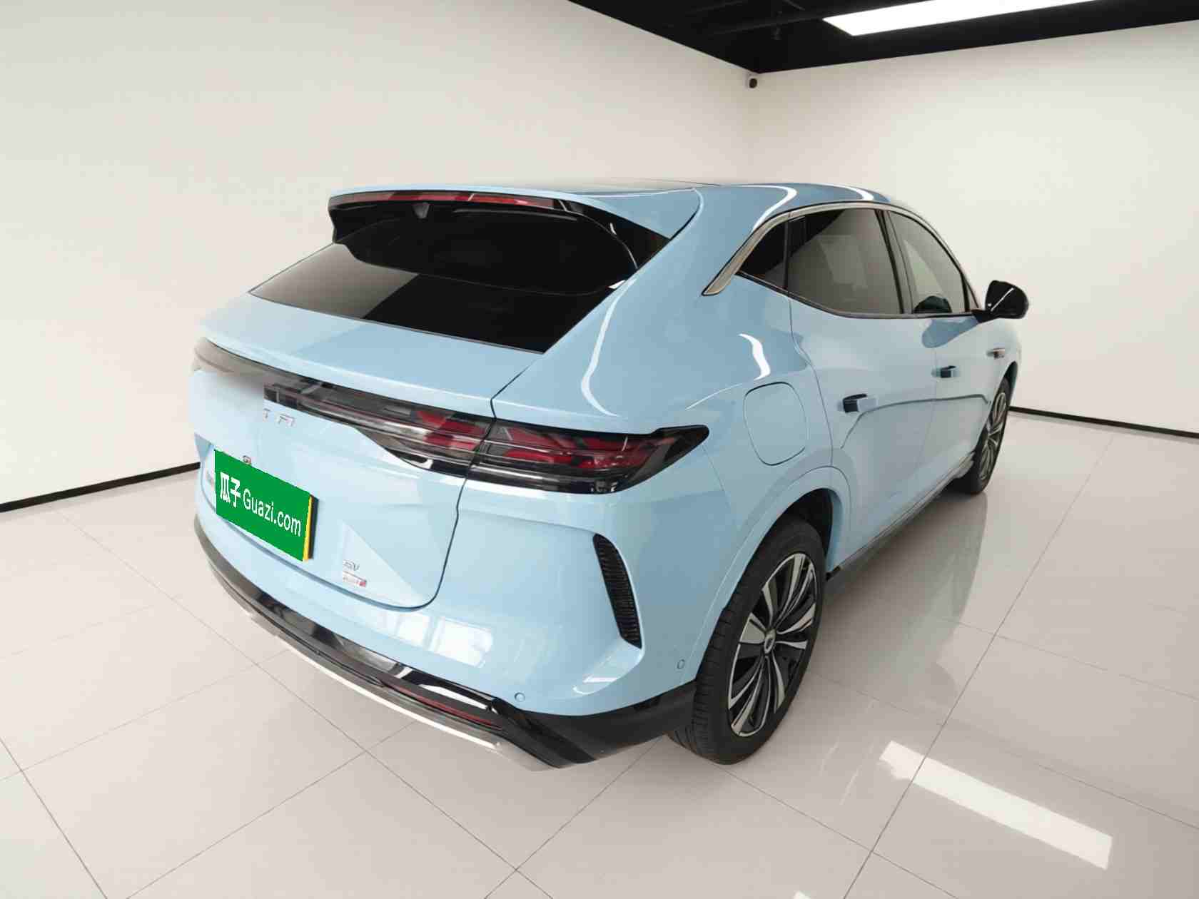 车辆右后45度外观展示