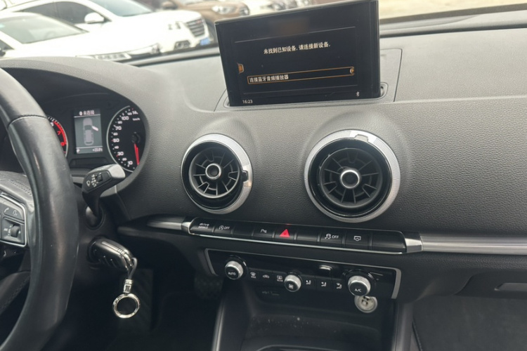 奥迪A3 2017款 Sportback 35 TFSI 运动型中控内饰7004